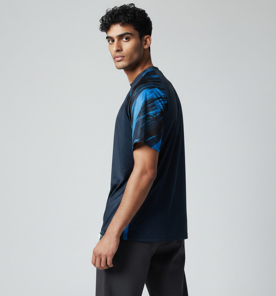 Tibhar Lebrun T-Shirt in Marineblau und Weiß, leichtes Polyestergewebe mit Schweißabsorptionsband und ergonomischem Schnitt.