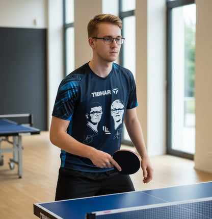 Dunkelblaues Tibhar Lebrun T-Shirt aus Polyester mit weißem Print der Lebrun-Brüder und Unterschriften.